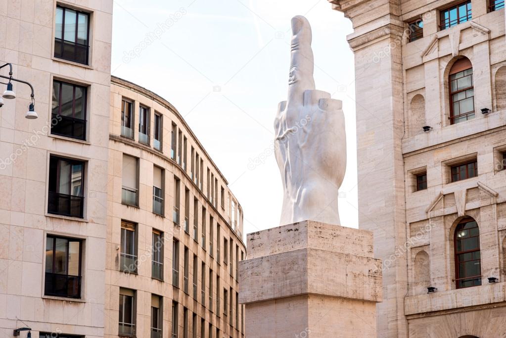 Statua L.O.V.E Milano