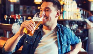 Uomo beve birra