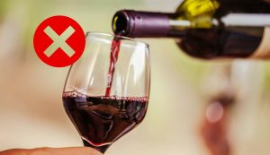 Versare vino nel bicchiere