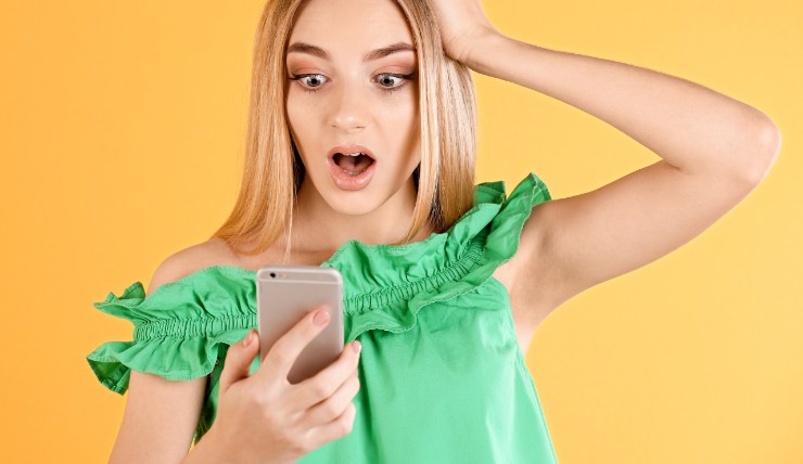 Donna scioccata con cellulare