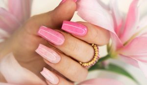 Manicure elegante unghie lunghe