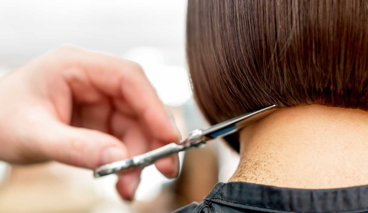 Taglio punte capelli