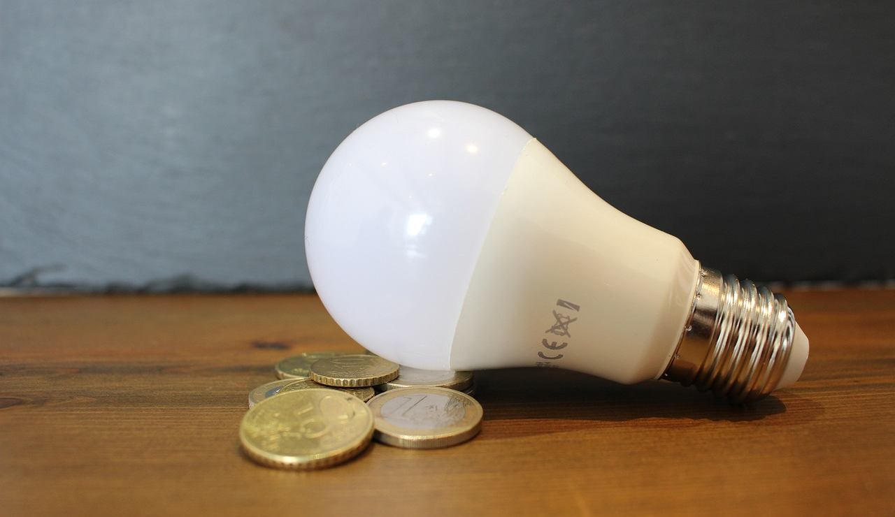 “Una bolletta triplicata”: tutta colpa di questo elettrodomestico | Divora energia anche da spento: devi staccare sempre la spina