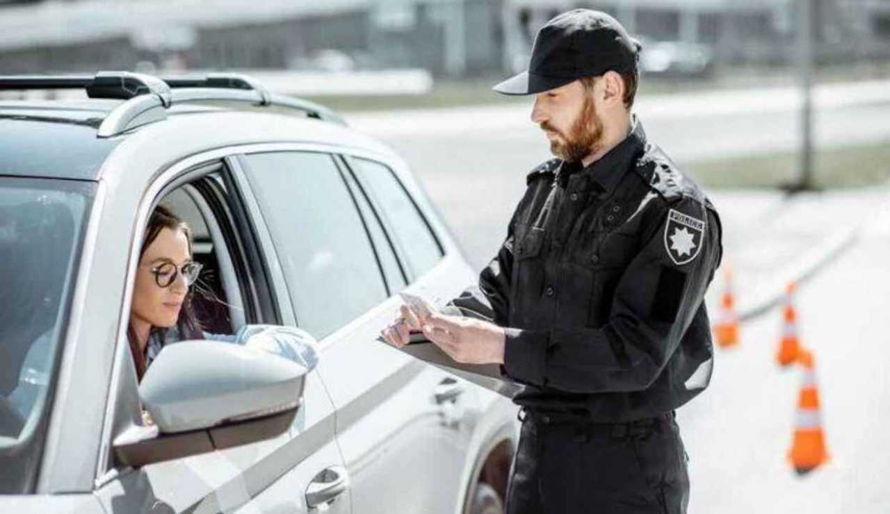 “Il passeggero non ha la patente?”: scatta la multa al Posto di Blocco | Da oggi controllano anche chi non è alla guida