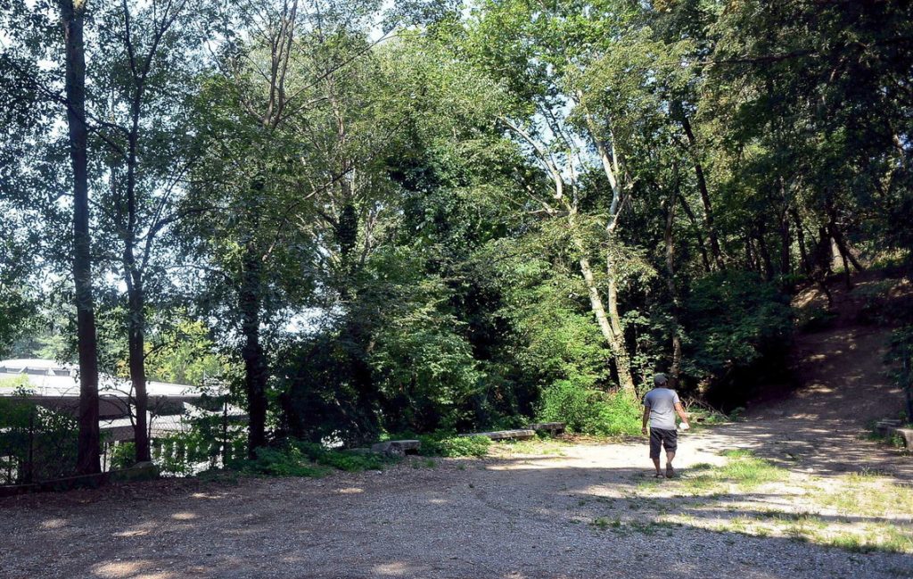 Stupro di giorno a Milano in un parco frequentato